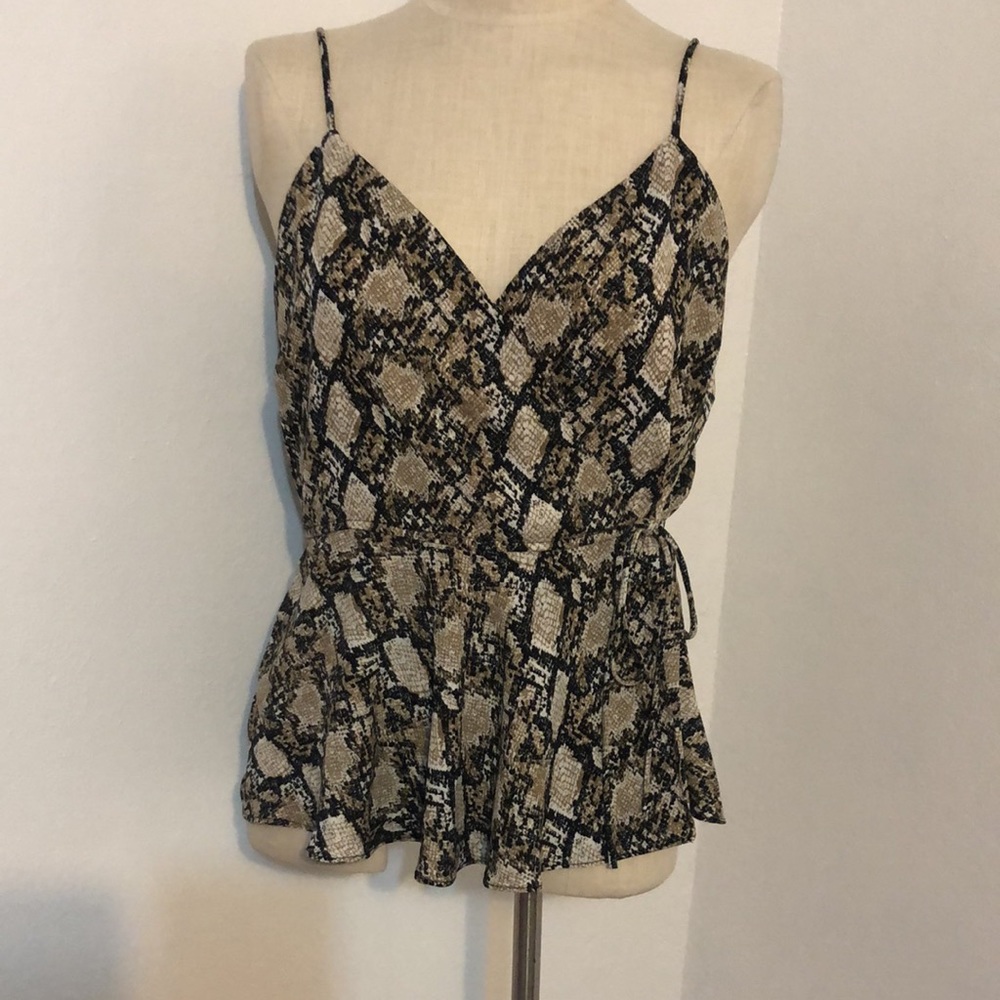 Maurices snake skin top size Large.
